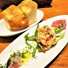 ランチのパンと前菜の三品盛り 